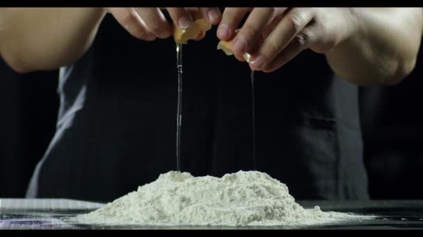 Człowiek Łamanie Jajko Mąkę Przygotowanie Ciasta — Wideo stockowe