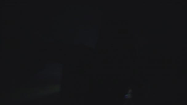 美丽的剪影 一个女孩跳舞在光明的光芒在黑暗中 — 图库视频影像
