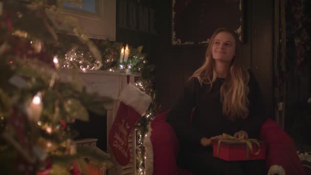 Belle Fille Assise Côté Arbre Noël Tenant Cadeau — Video