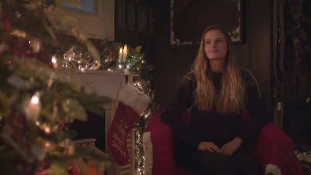 Belle Fille Enveloppée Dans Une Couverture Confortable Assise Côté Arbre — Video