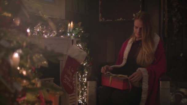 Mignonne Fille Assise Côté Arbre Noël Regardant Heureux Tout Ouvrant — Video