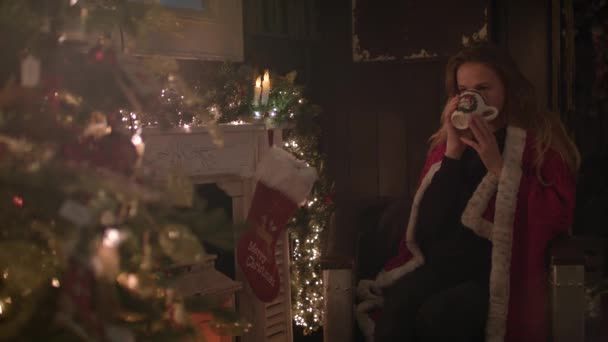 Belle Fille Assise Côté Arbre Noël Boire Chocolat Chaud — Video