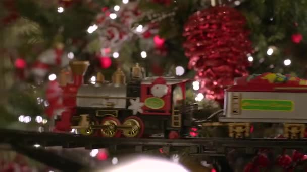 Lindo Tren Juguete Que Rodea Árbol Navidad Decorado — Vídeo de stock