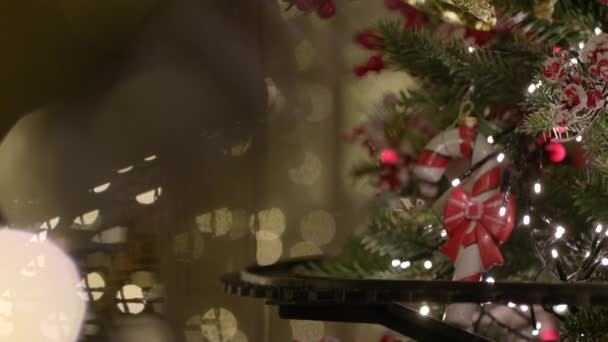 Bonito Brinquedo Trem Indo Redor Árvore Natal Decorada — Vídeo de Stock