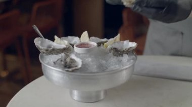 Şef Deniz Ürünleri Bar ı Bıçakla Açılıyor ve Istiridye Leri Kırmızı Kamerada Özel Bir Buz Tabağı yla Servis Ediyor