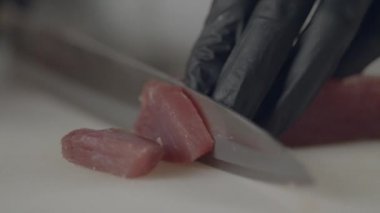 Bir Deniz Ürünleri Restoranında Şef Tuna Sashimi Hazırlanıyor ve Kırmızı Kamera üzerinde Buz Çekim Üzerinde Hizmet