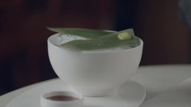 Bir Deniz Ürünleri Restoranında Şef Tarak Sashimi Hazırlanıyor ve Kırmızı Kamera Üzerinde Buz Çekim Üzerinde Hizmet