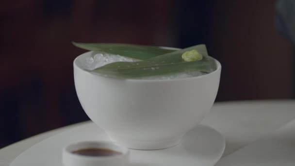 Bir Deniz Ürünleri Restoranında Şef Tarak Sashimi Hazırlanıyor ve Kırmızı Kamera Üzerinde Buz Çekim Üzerinde Hizmet — Stok video