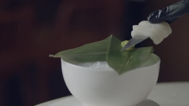 Шеф-кухар в ресторані морепродуктів готує сашимі з гребінцем і обслуговуючи його на льоду, знятому на червоній камері — стокове відео