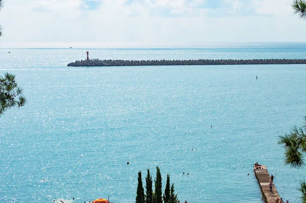 Güneşli bir deniz ve deniz feneri arka plan dokusu görünümünü
