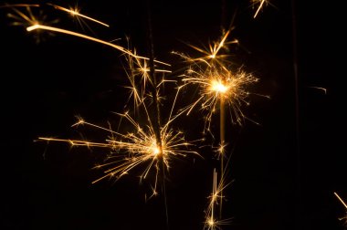 Tatil parlama sparks doku arka plan üzerinde ışık havai fişekleri