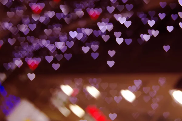 Дефокус боке гирлянда сердце в витрине витрины яркий фон текстуры — стоковое фото