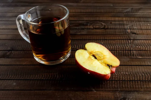 El vaso de vinagre de manzana y la mitad de una manzana . — Foto de Stock