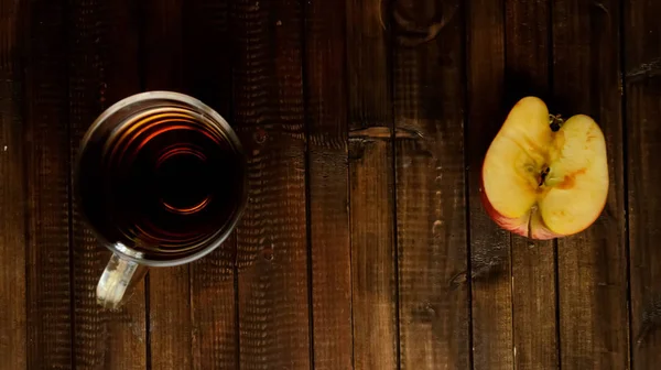 El vaso de vinagre de manzana y la mitad de una manzana . — Foto de Stock