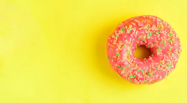 Rosa Donut Auf Pastellgelbem Hintergrund Süße Donuts Flatlay Copyspace Links — Stockfoto