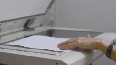 Kız ofiste Fotokopi belgede tarar