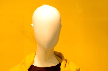 sarı bir arka plan üzerinde sarı ceketli bir manken kafası
