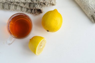 bardak çay, bir ve yarım limon ve yün kazak.