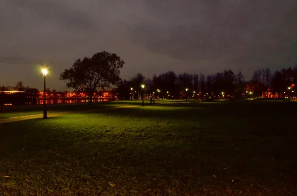 Stadspark voor toeristen in de avond — Stockfoto