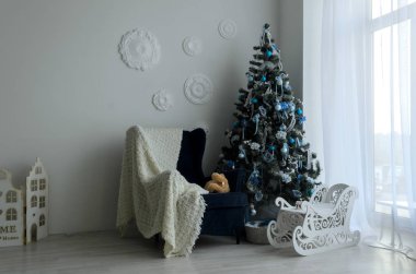 Yeni yıl kutlama, ruh hali, ya da tatil şık Noel minimalist iç, Noel ağacı