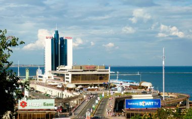 Odessa, Ukrayna-16 Ağustos 2012: Odessa Seatport ve Odessa otel, Görünümü Kapat