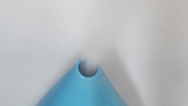 Humidificador ultrasónico esparciendo vapor sobre fondo blanco . — Vídeo de stock