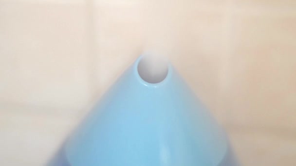 Humidificateur à ultrasons diffusant de la vapeur sur fond de doublure en céramique floue . — Video