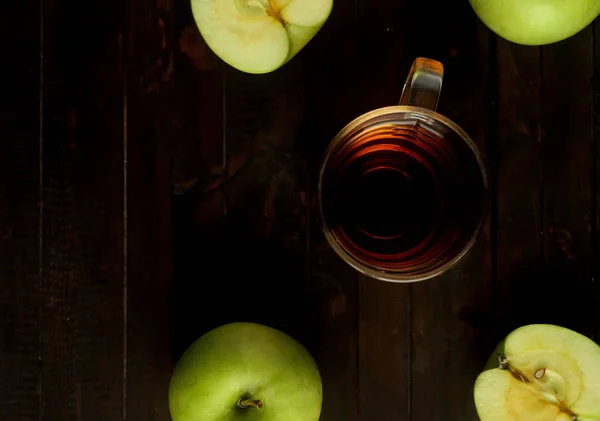 Vinagre de manzana y las manzanas verdes sobre fondo de madera, vista superior — Foto de Stock