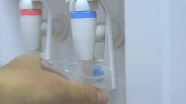 Plastik bardakta bir su soğutucusoğuk su hizmet Erkek el