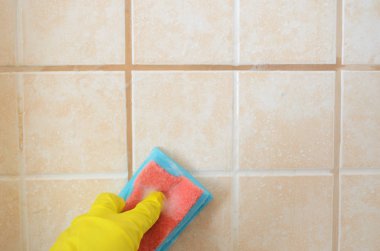 sünger ile sarı koruyucu eldiven el yıkama köpük ile seramik karolar yıkar. Erken bahar temizliği veya düzenli temizlik. Üstteki metin için alan.