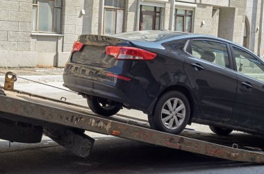 Çekicinin üstündeki araba. Sokakta yanlış park.