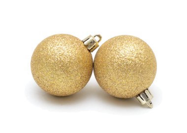 Beyaz bir arka plan üzerinde izole iki altın Noel topları.