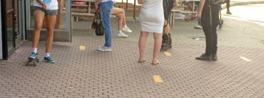 Fast food restoranlarında insanlar yemek siparişi için sırada bekliyorlar, panoramik manzara..