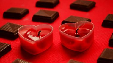 İki mumun ateşini söndürüyorum. Aşıkların kırık kalpleri.