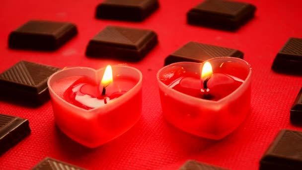 Două inimi arzătoare de dragoste cu bare de ciocolată pe fundal roșu. Fericit Valentine Day pentru iubiți — Videoclip de stoc