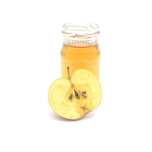 Media manzana y una pequeña botella de vinagre de sidra de manzana aislada sobre fondo blanco. — Foto de Stock