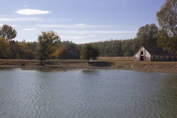 Antiga Fazenda Junto Lago Sérvia — Fotografia de Stock