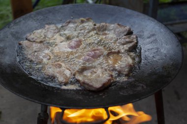 Barbekü piknik ve pişirme biftek üzerinde