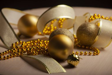 Dekorasyon ve altın renkli firs Noel ve yılbaşı aranjmanı