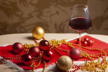 Yeni yıl ve Noel düzenleme dekorasyon ve bardak şarap ile