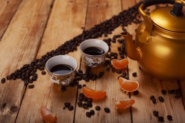 ahşap sehpa üzerinde fotoğrafı bir Kuveyt'te Islam sembolü işaretlemek Kupası