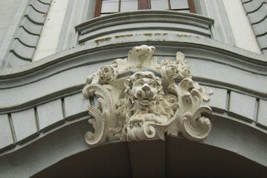 Eski bir binanın cephesinde heykel