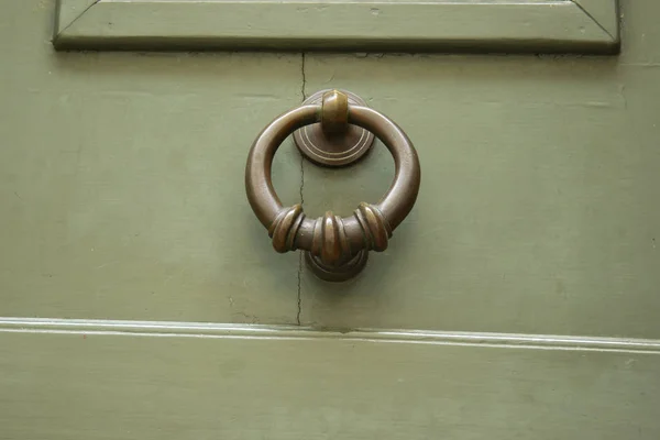 真鍮と古い建物の緑の入り口のドア — ストック写真