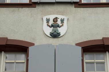 Eski bir binanın cephesinde heykel