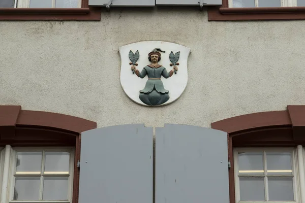 Eski bir binanın cephesinde heykel