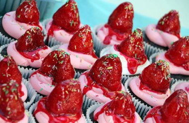 Birkaç küçük renkli kremsi hamur işleri