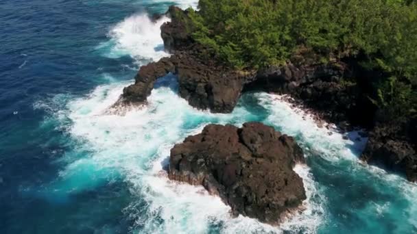 Drone aéreo vista reunião ilha arco basáltico em "Bois Blanc " — Vídeo de Stock