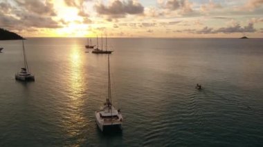 Hava günbatımı praslin Seyşeller tekneler üzerinde