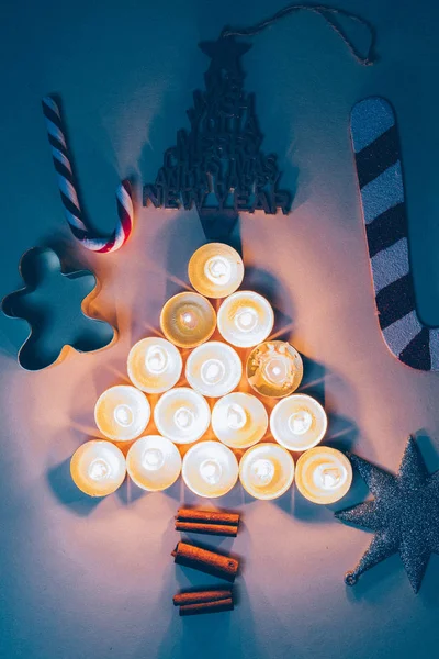 ゴールデン キャンドル ライターを使った抽象的なクリスマス ツリーの概念 Graystar Cinnamoon にこだわるその他クリスマス装飾 — ストック写真