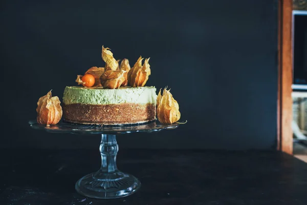 Matcha Sajttorta Bemutatott Néhány Alkekengi Gyümölcs Egy Sötét Háttér — Stock Fotó